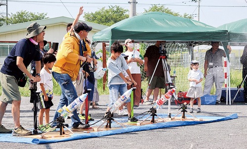 ペットボトルを空へ打ち上げる参加者（昨年の様子）