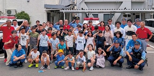 警察官との交流を楽しむ児童ら