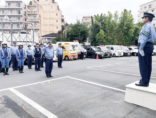 準備を整えた高津署員ら