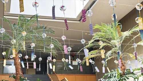 120個の風鈴が涼やかな音を鳴らす