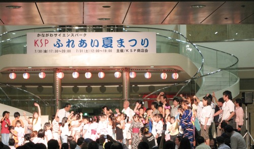 盛り上がるステージプログラム（写真は過去の様子）