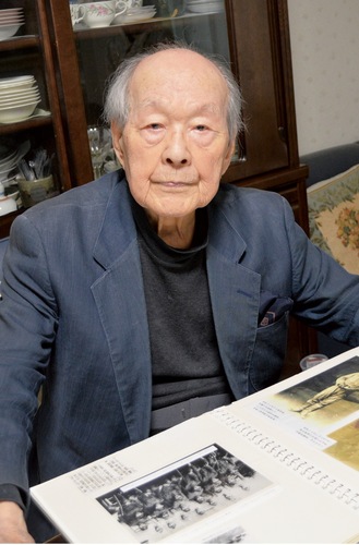 当時の写真を見返す大橋さん