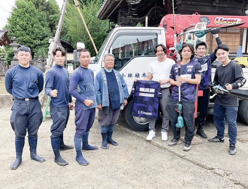 剪定を通して交流した（株）小林植木の社員とＦＣ ＧＲＡＮ ＳＵＭＡの選手ら