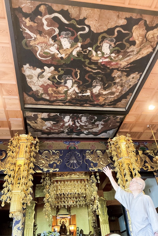 「六天女来迎図」について説明する樋口住職