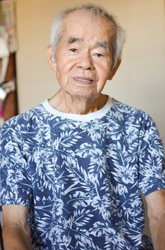 インタビューに応じる照屋さん