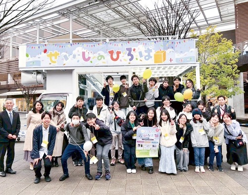 記念写真に納まるメンバーら＝流山市で　提供