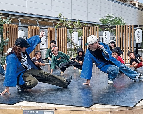 ダンスに挑戦する子どもたち