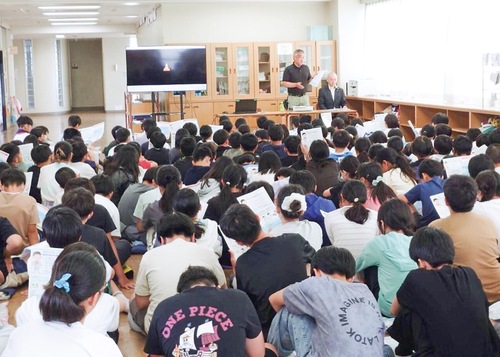 熱心に耳を傾ける高津小の６年生