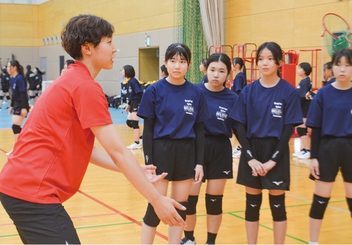 選手からレシーブを学ぶ中学生