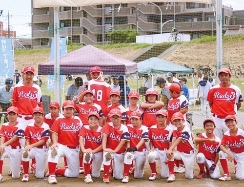 優勝を果たした久地第三レッズのメンバーら