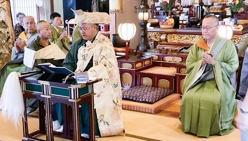 読経を行う大橋住職（中央）ら