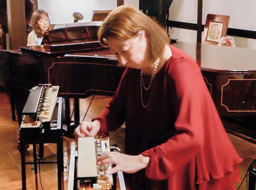 演奏を披露する大正琴奏者の笹子さん（右）とピアニストの高橋さん