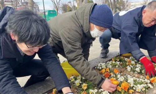 花摘みをする川崎浴場組合のメンバー