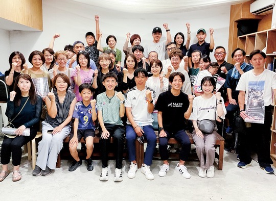 國學院大陸上部前主将の平林さん（前段中央左）と監督の前田さん（前段中央）、青山学院大陸上部ＯＢの神野さんとイベントの参加者ら