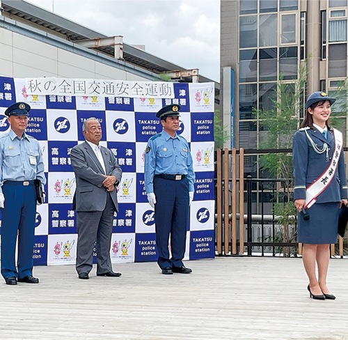 キャンペーンに参加した原千晶アナウンサー（右）