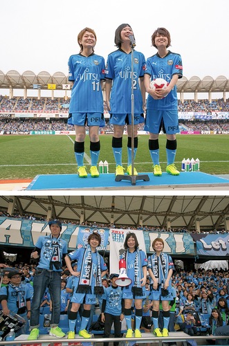 （上）２０１７年の川崎フロンターレの始球式（下）フロンターレの観客席で応援する３人＝いずれも©KAWASAKI FRONTALE