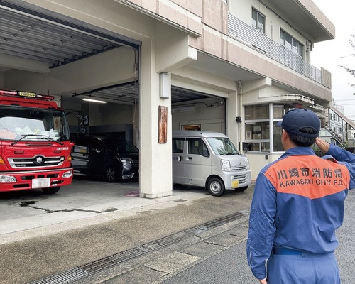 出張所に敬礼する宮内所長