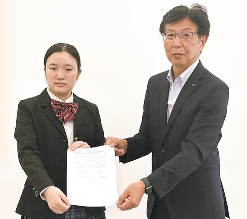 落合教育長に提言を渡す高木さん