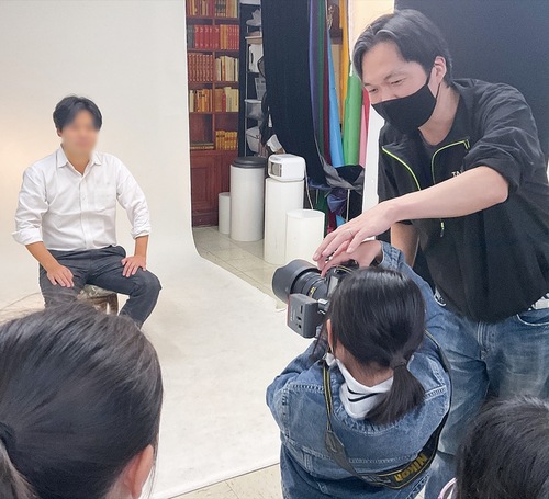 撮影方法について指導する鈴木常務（右）