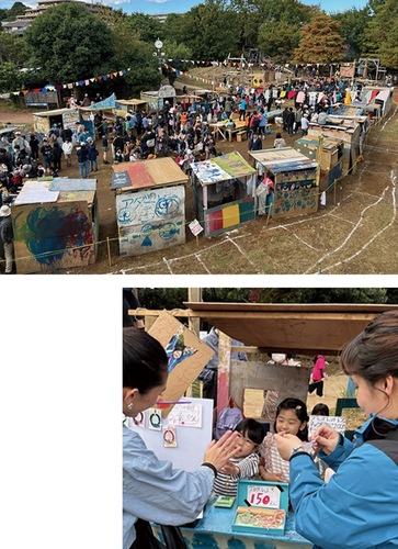 （上）円形に並ぶ「横丁」の模擬店（右）船山さんたちの模擬店