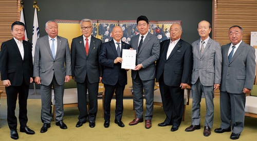 川崎市全町内会連合会の幹部と市長