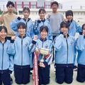 市大会の優勝旗などを手に健闘を誓う東橘中女子駅伝チームのメンバーと監督ら