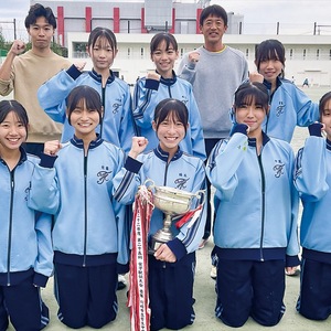 市大会の優勝旗などを手に健闘を誓う東橘中女子駅伝チームのメンバーと監督ら