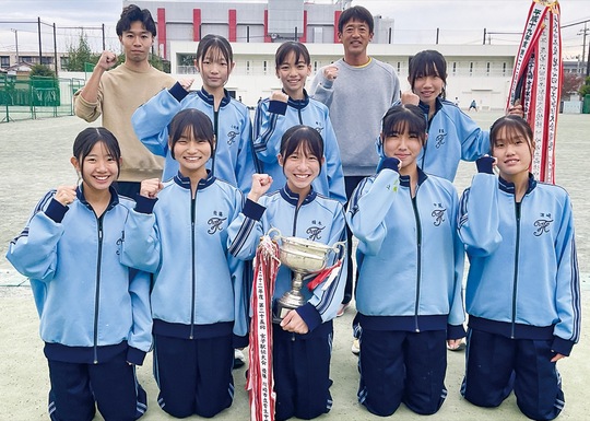 市大会の優勝旗などを手に健闘を誓う東橘中女子駅伝チームのメンバーと監督ら