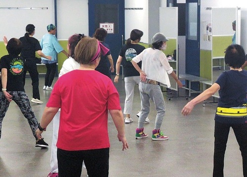 ズンバを踊る参加者ら