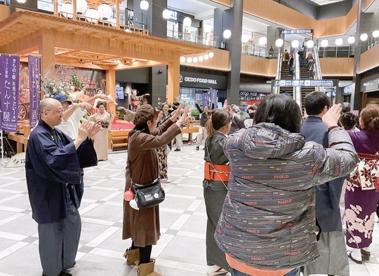 盆踊りを堪能する参加者ら