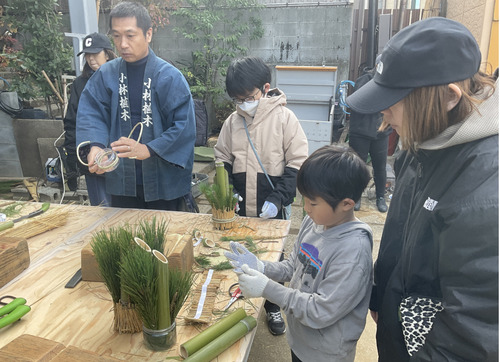 門松作りに臨む子どもたち