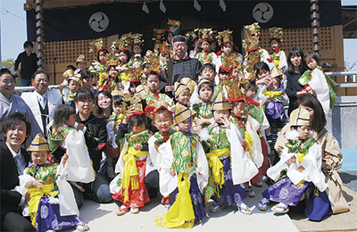 稚児行列が祭に華添え