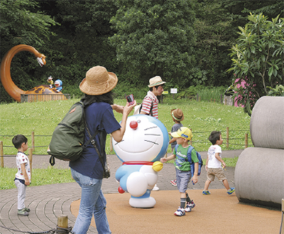 市民２千人を招待