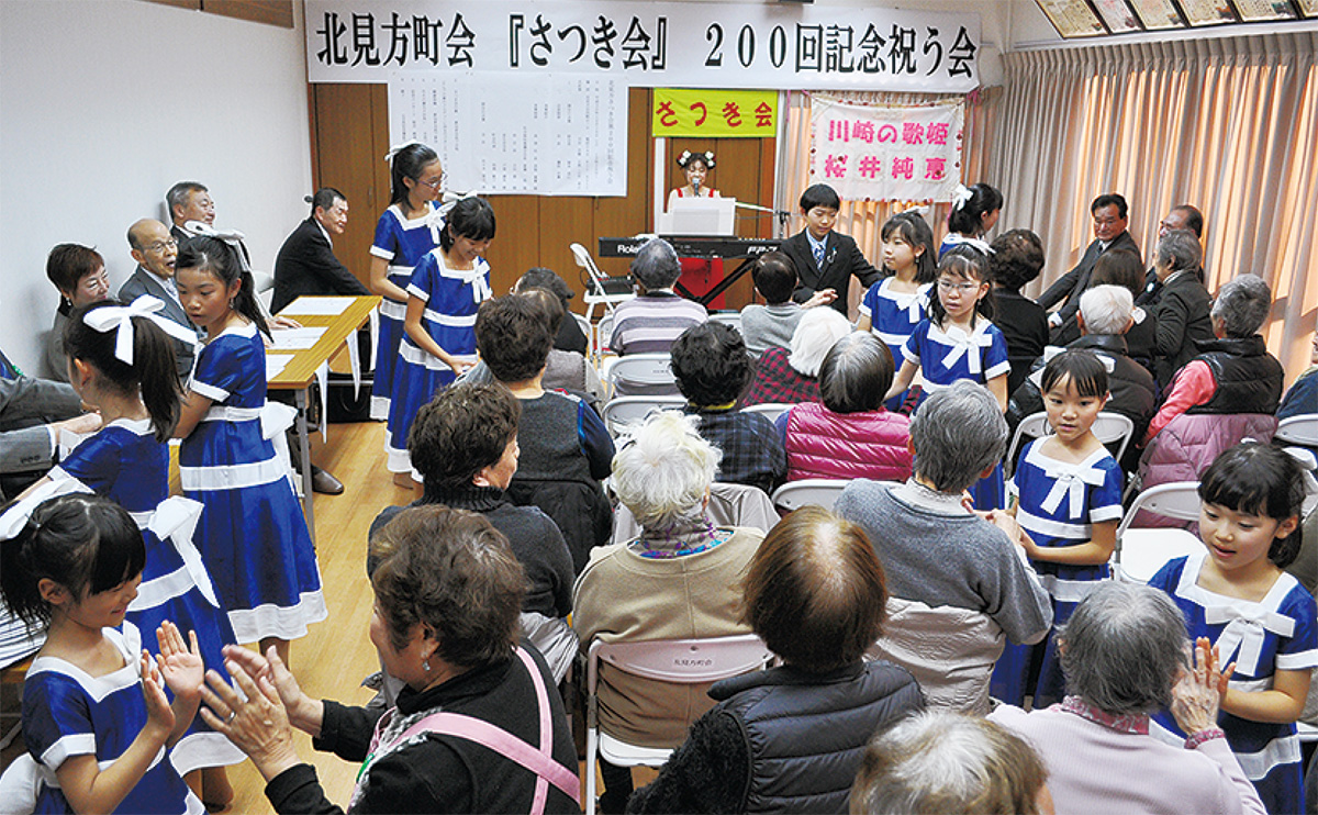 参加者と児童が一緒に手遊びを楽しんだ