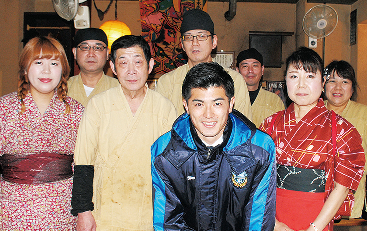 集合写真に応じる谷口選手（中央）