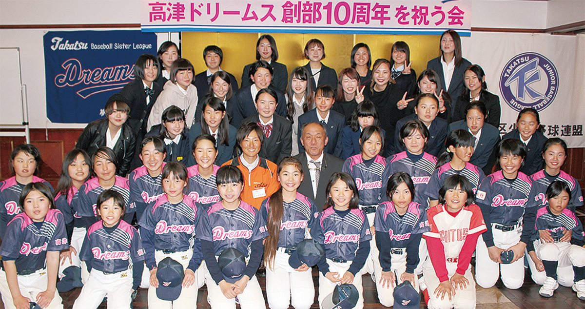 記念写真を撮る選手ら