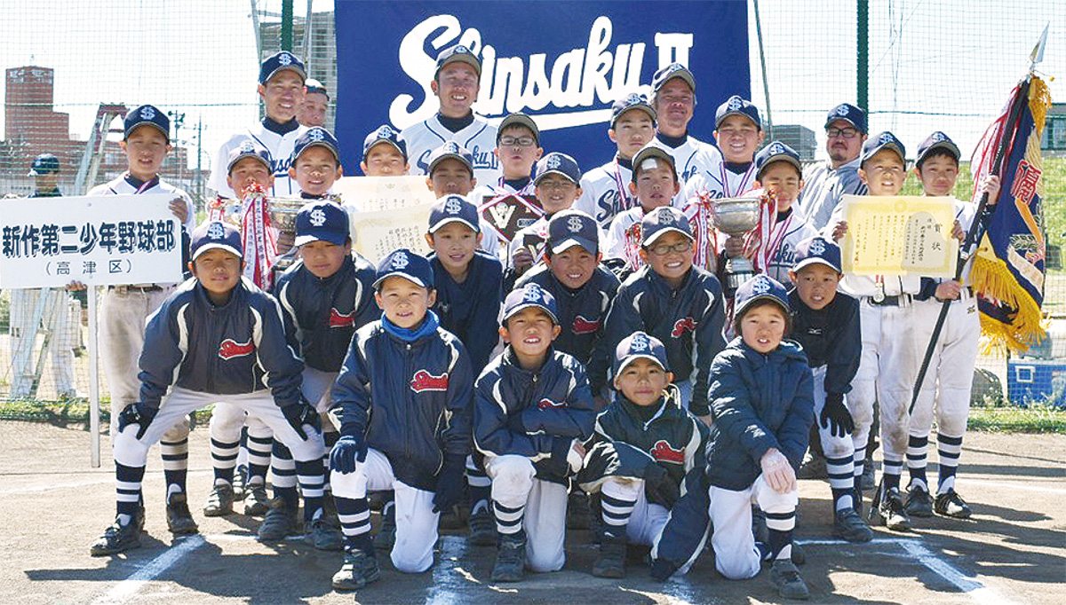 歓喜に湧くメンバーら