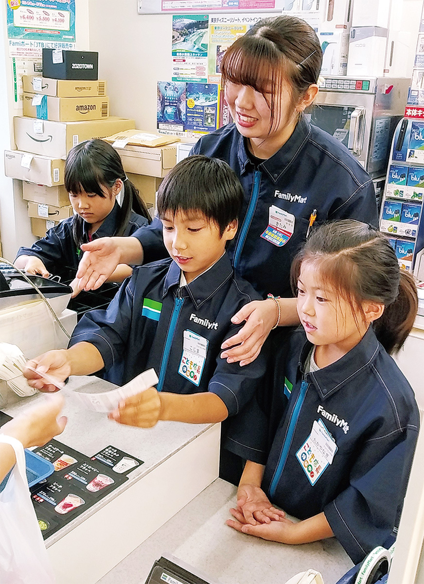 地元コンビニ6店舗協力 小さな店長 笑顔で接客 主催者 早くから社会勉強を 高津区 タウンニュース