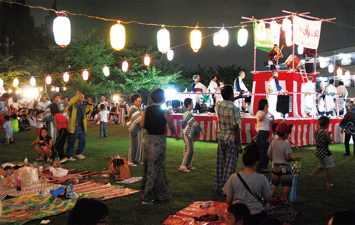 芝生を開放して開催する祭り