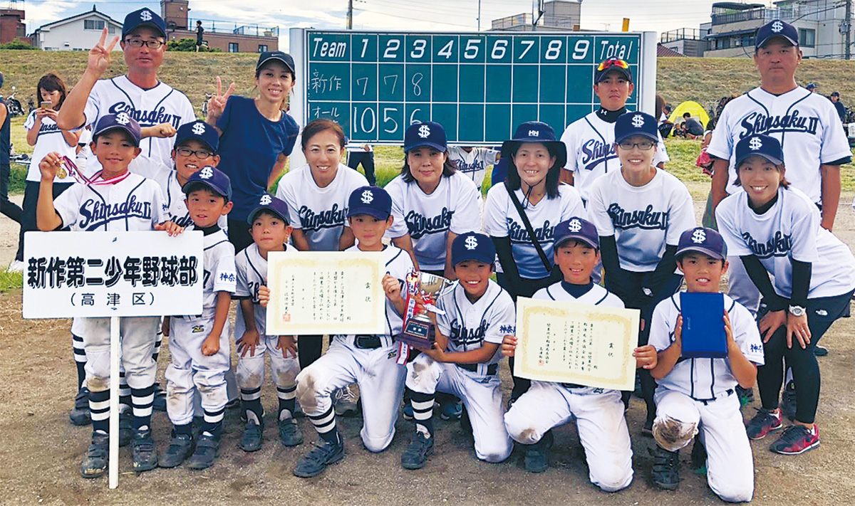 優勝を喜ぶチームメンバー