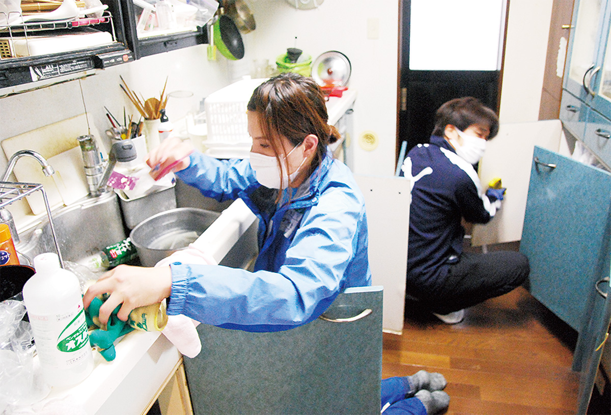 浸水した台所をふく松本さん