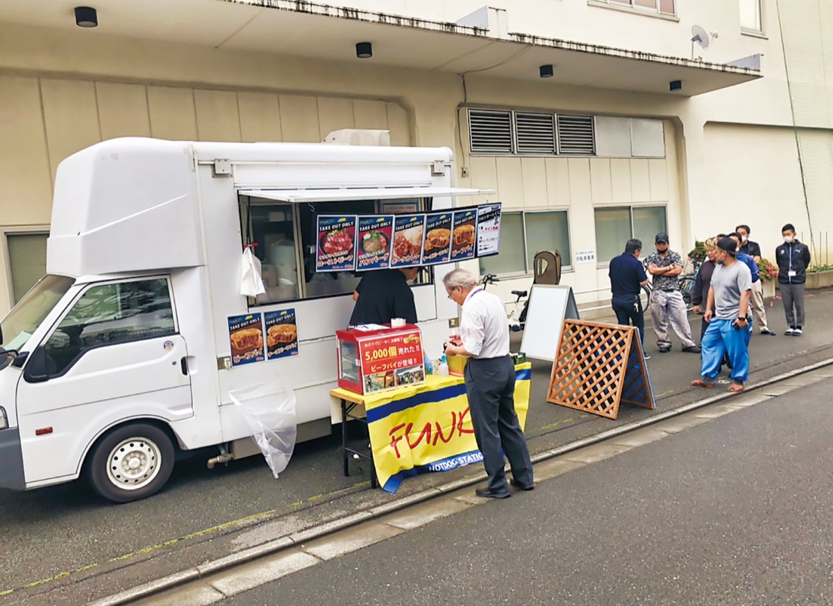 キッチンカー前に並ぶ人達　©川崎フロンターレ