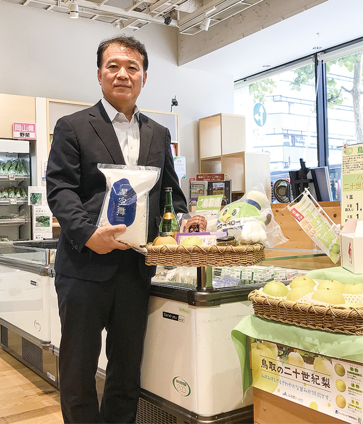 名産品を手にＰＲする谷長正彦鳥取県東京本部長