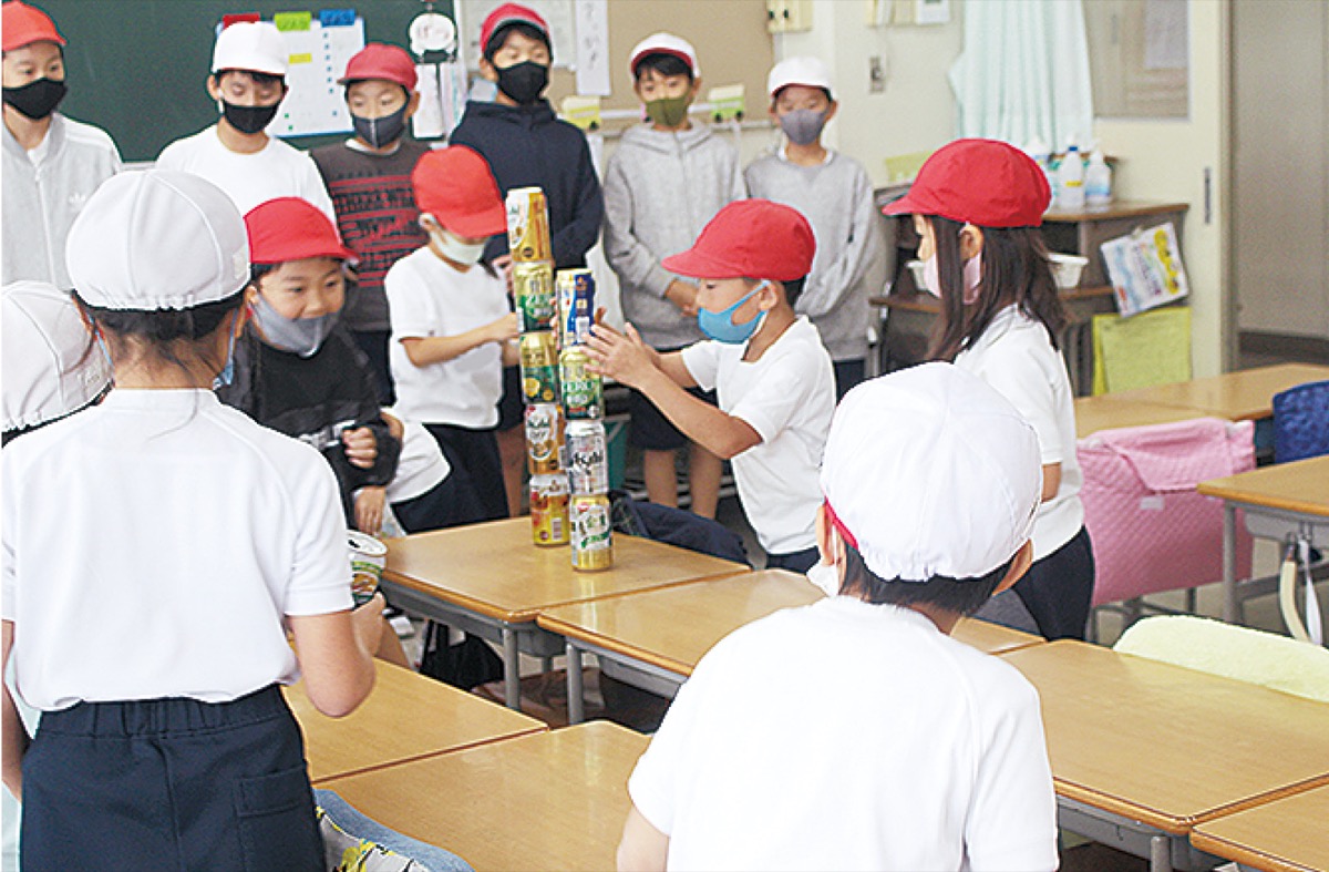 全体編では各教室で一斉に「缶つみ」を実施