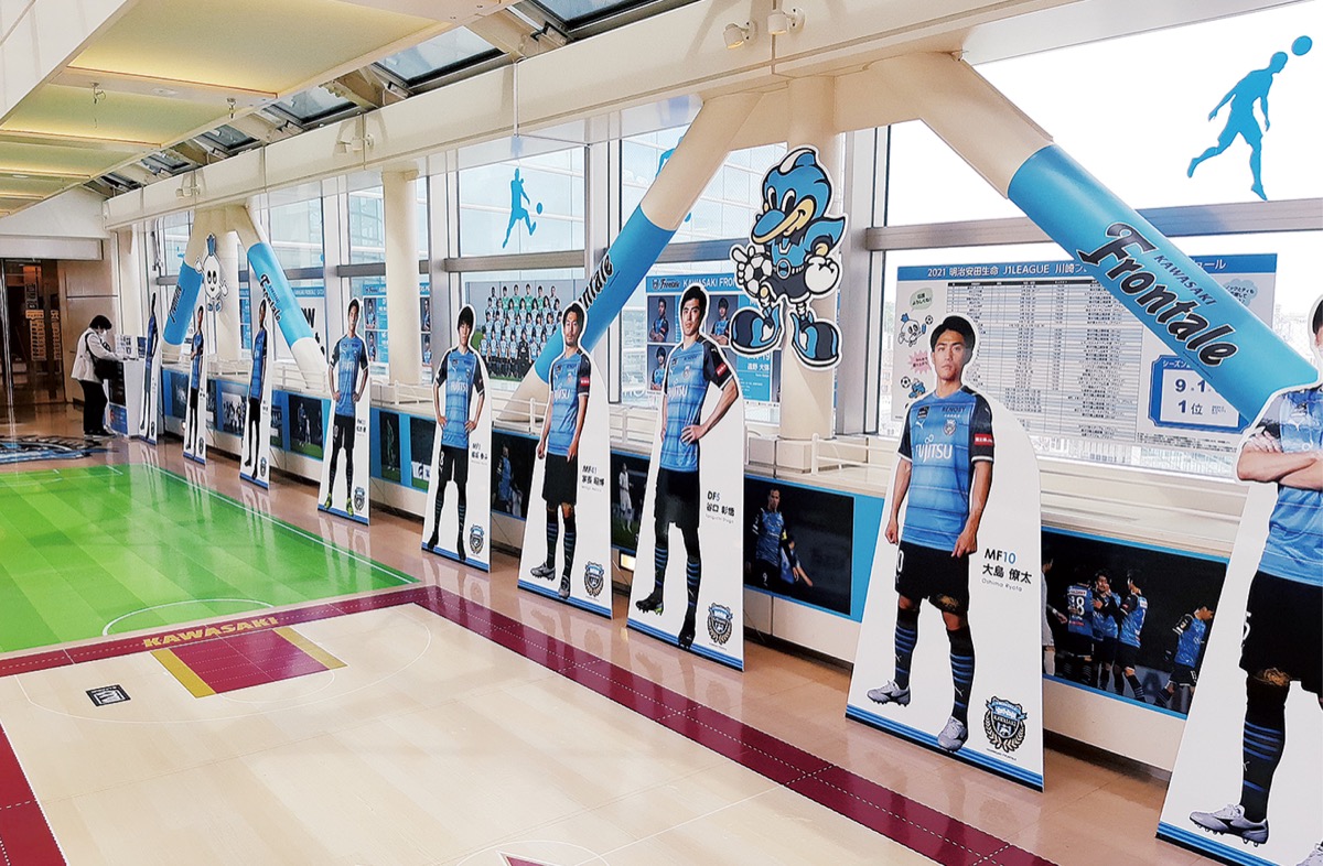 実物は９階の連絡通路にあり、応募ブース（写真奥）も設置されている