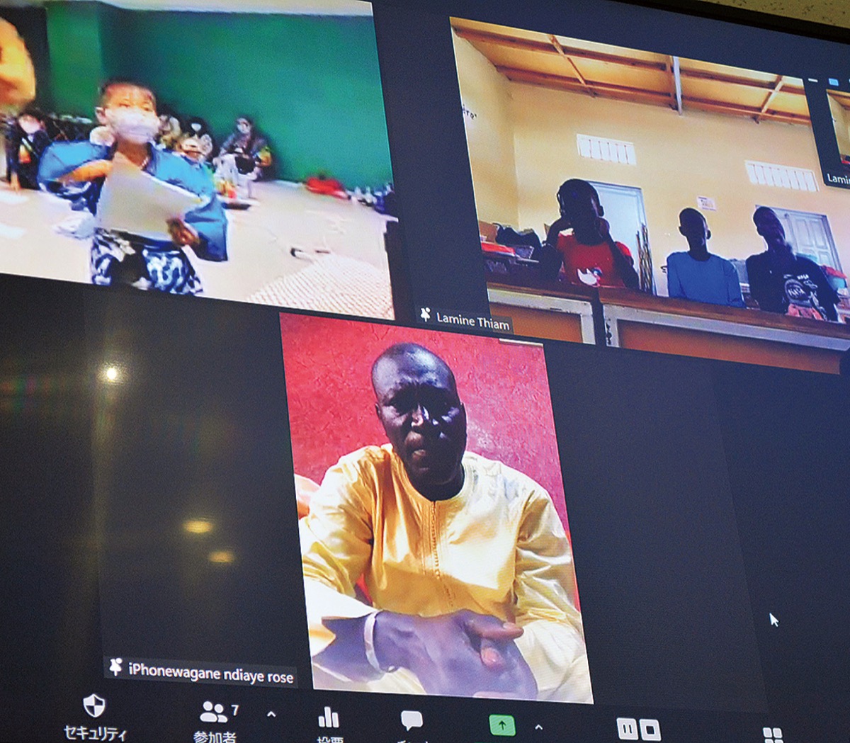 Ｚｏｏｍを介してセネガルの小学生と会話する参加者