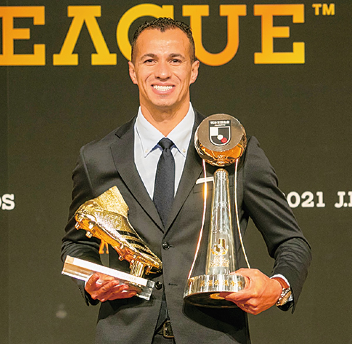 トロフィーを手にするダミアン選手