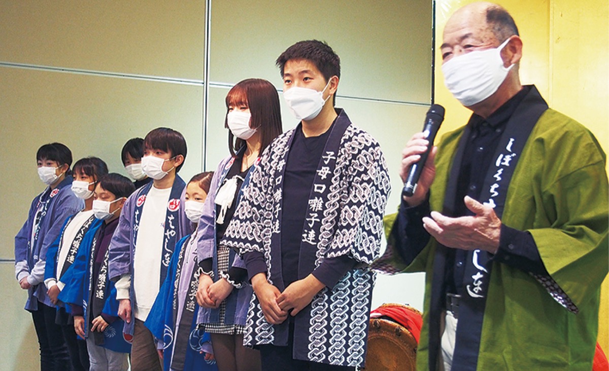 メンバーを代表し謝辞を述べる遠藤会長（右端）