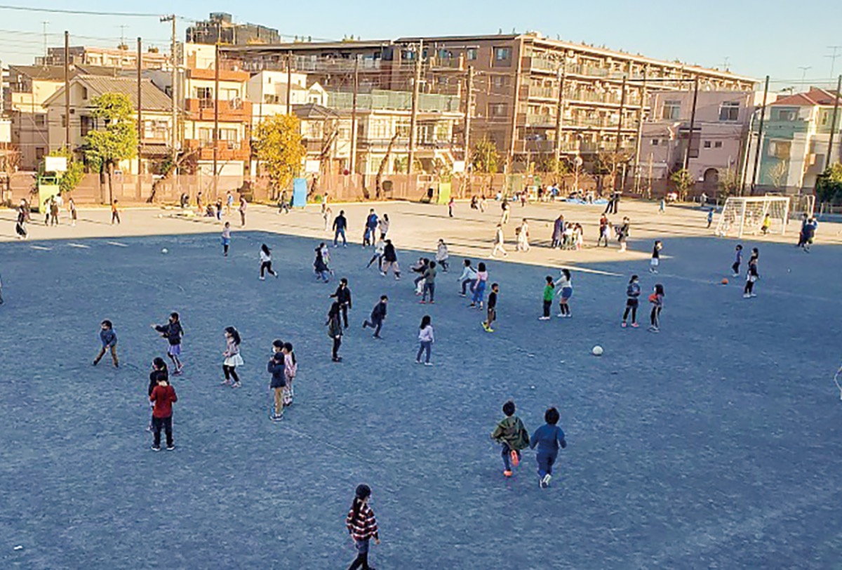 古川小校庭開放イベントの様子＝市提供