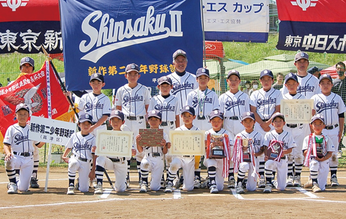 優勝カップを手にするメンバーら